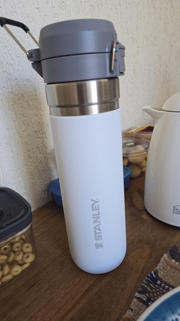 71PJS8JfEHL-1-576x1024 Descubra a Garrafa Térmica Quick Flip Stanley: A Companheira Perfeita Para Sua Aventura